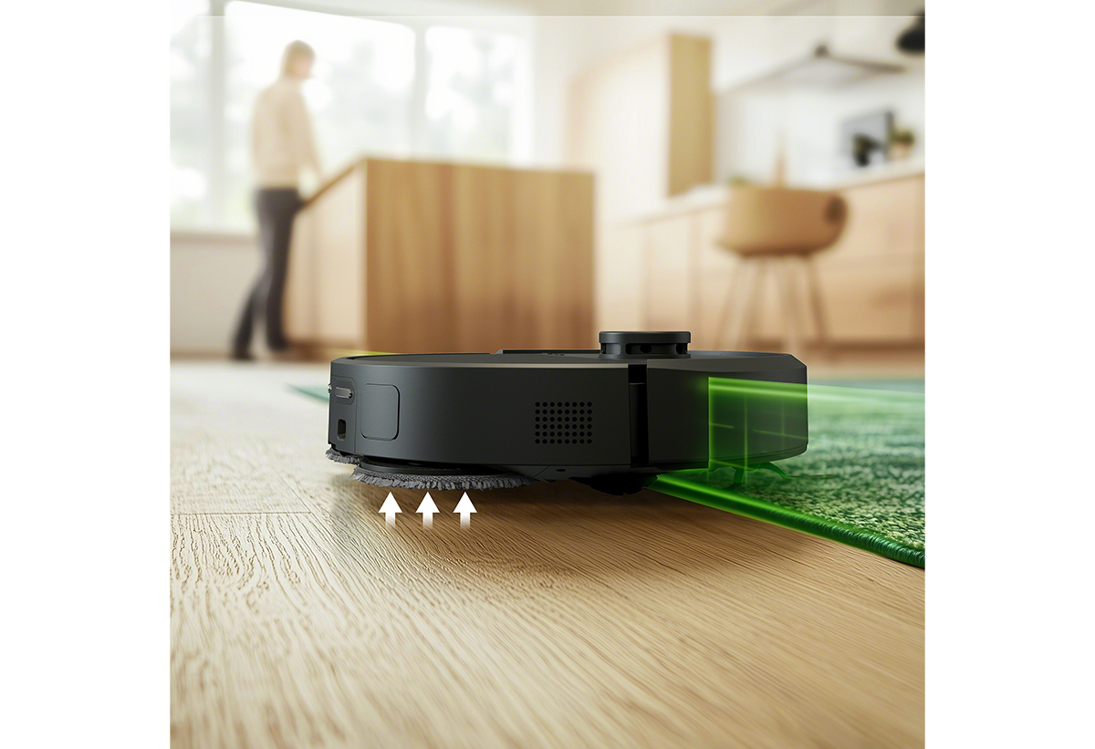 Παρουσιάζεται η σκούπα εν ενεργεία σε ένα σαλόνι.